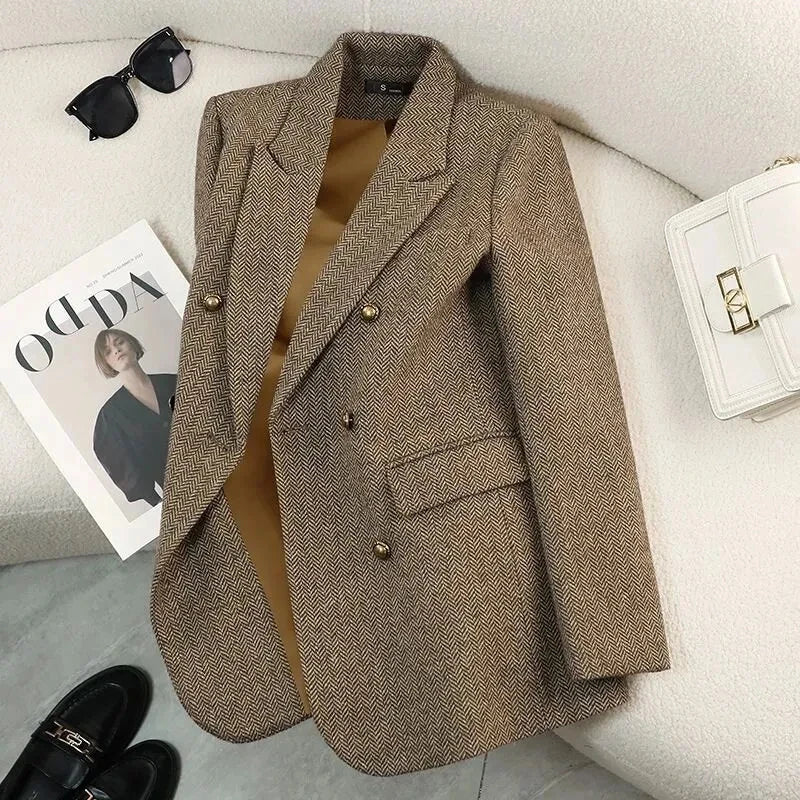 Blazer feminino de alta qualidade  com design moderno e elegante para mulheres que gostam de se vestir bem!