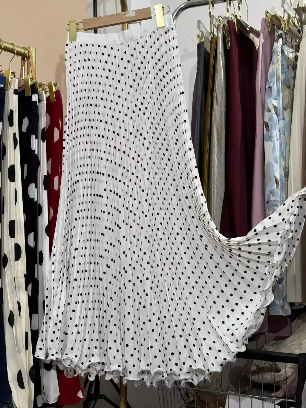 Saia longa com cintura alta poá elegante