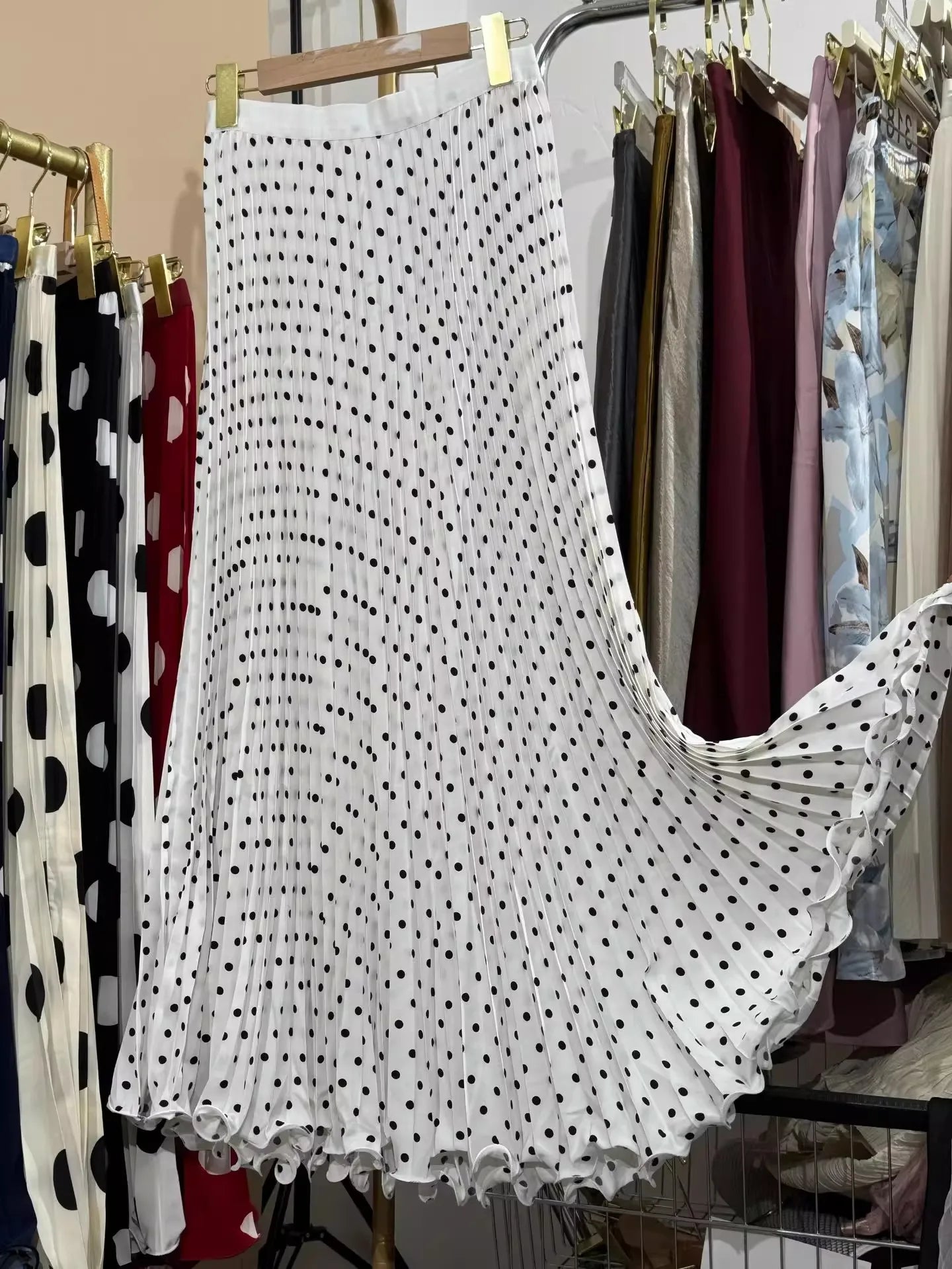 Saia longa com cintura alta poá elegante