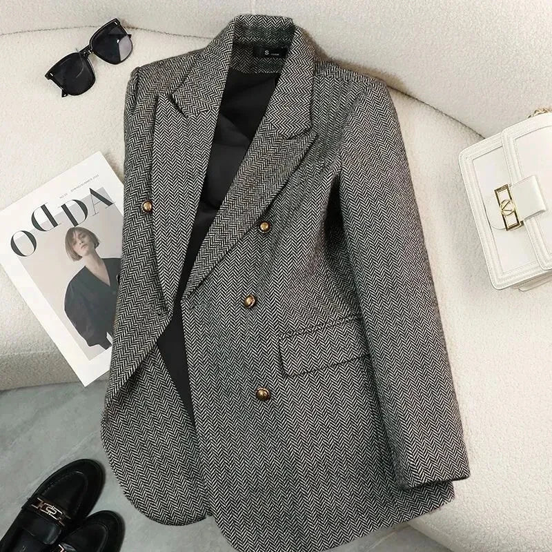 Blazer feminino de alta qualidade  com design moderno e elegante para mulheres que gostam de se vestir bem!