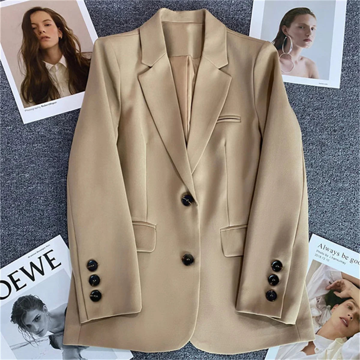 Blazer feminina elegante com botões moda social para ocasiões de trabalho, escritório, casamento, etc.