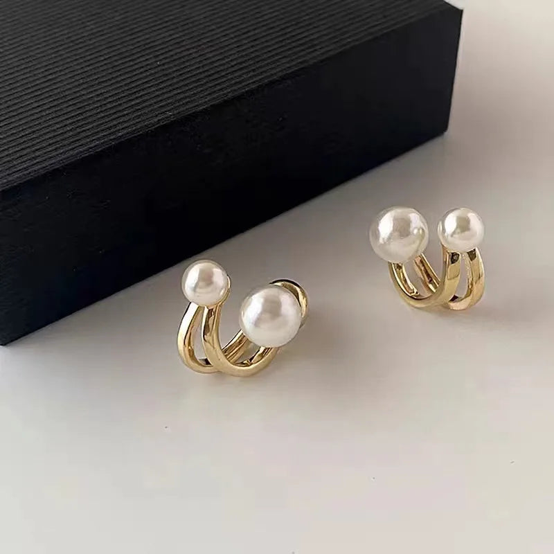 Brincos de pérolas com design irregular moda para mulheres, brincos de metal geométricos dourados.