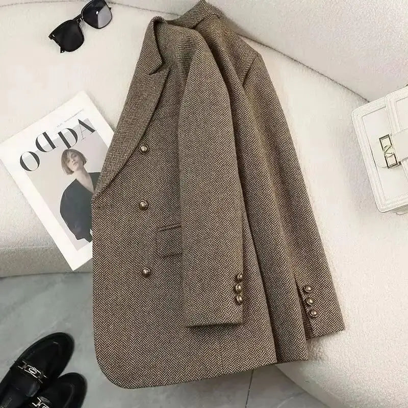 Blazer feminino de alta qualidade  com design moderno e elegante para mulheres que gostam de se vestir bem!