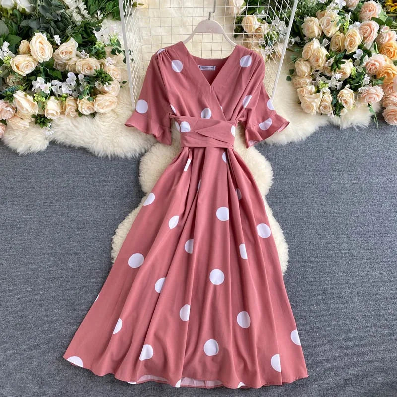 Vestido feminino verão com estampa de poá, elegante.