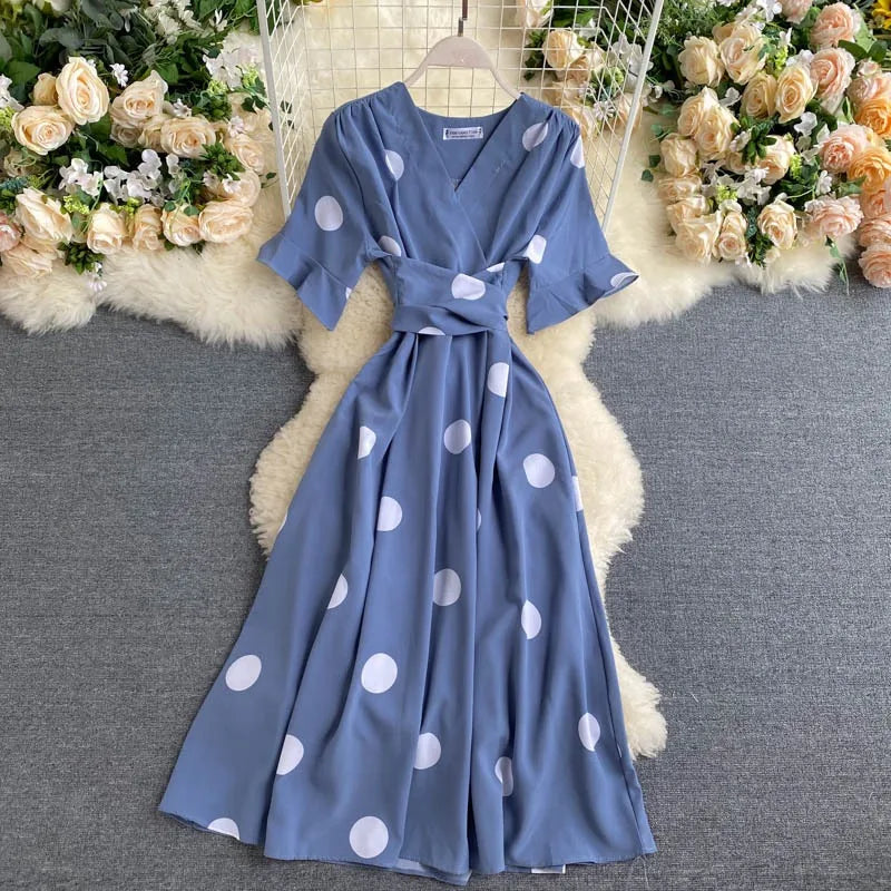 Vestido feminino verão com estampa de poá, elegante.