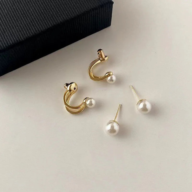 Brincos de pérolas com design irregular moda para mulheres, brincos de metal geométricos dourados.