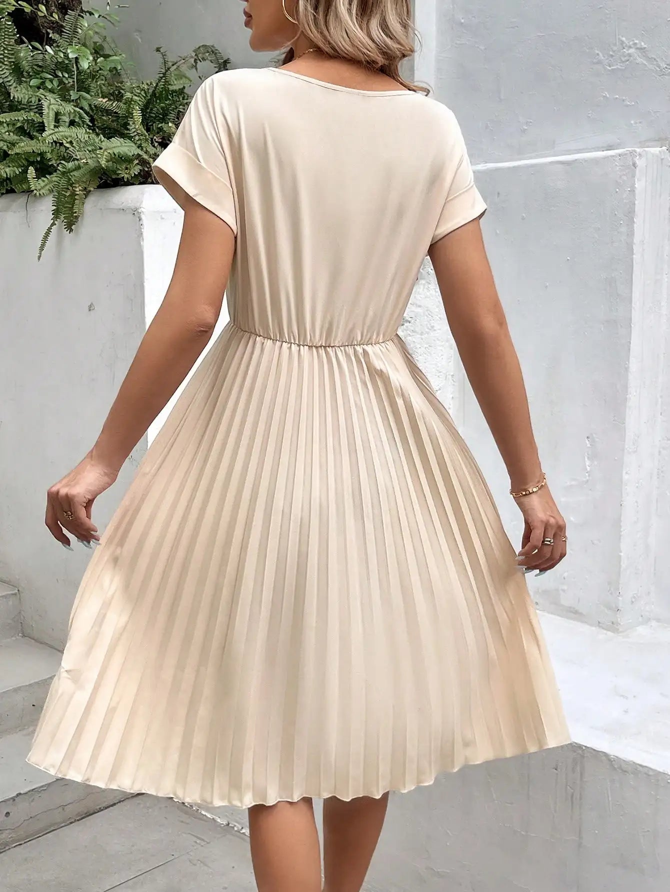 Vestido feminino elegante modelo social evangélico com mangas.