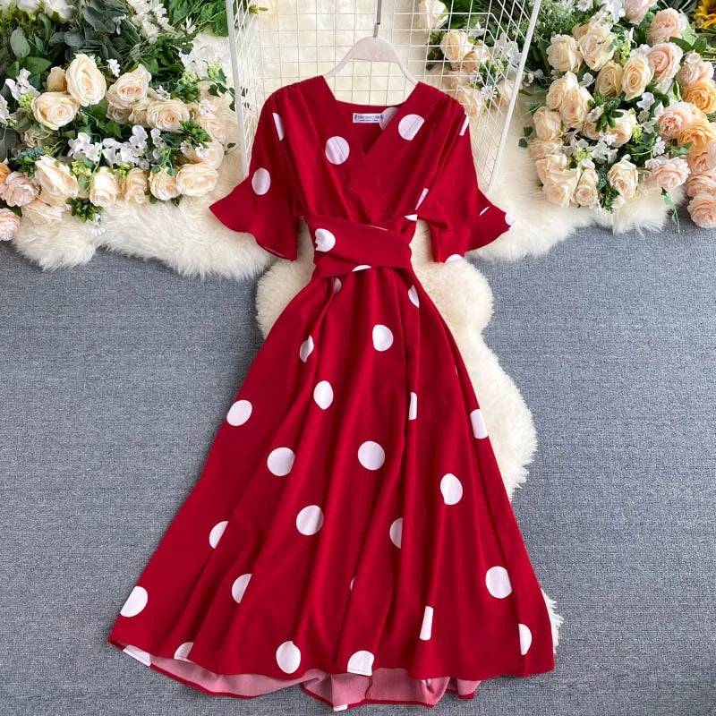 Vestido feminino verão com estampa de poá, elegante.