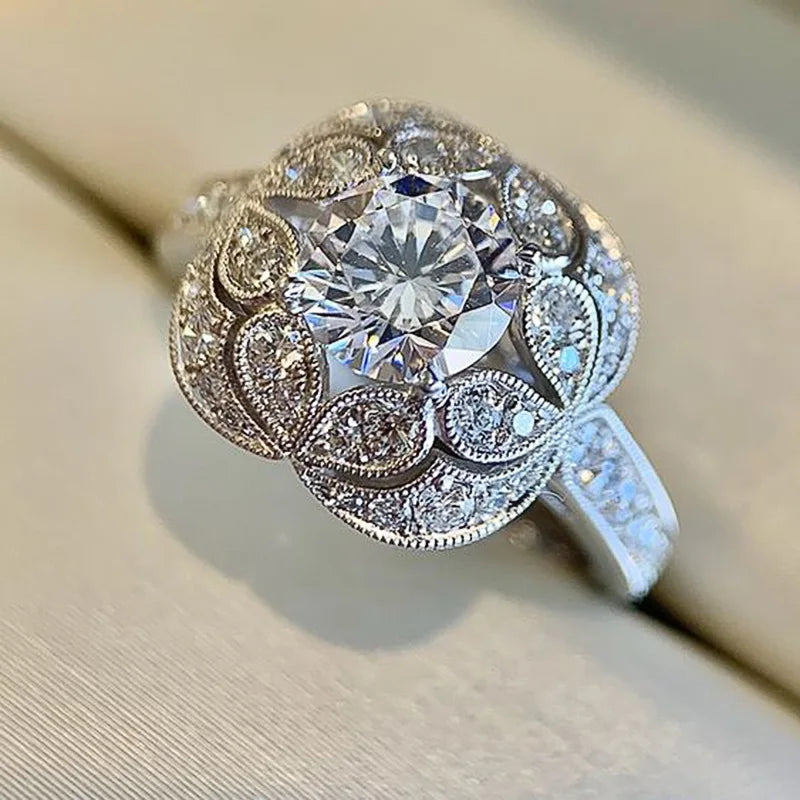 Anel de luxo, esterlina redondo, topázio branco, zircônia cúbica, diamante.