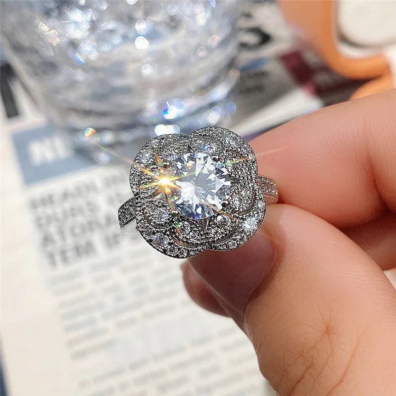 Anel de luxo, esterlina redondo, topázio branco, zircônia cúbica, diamante.