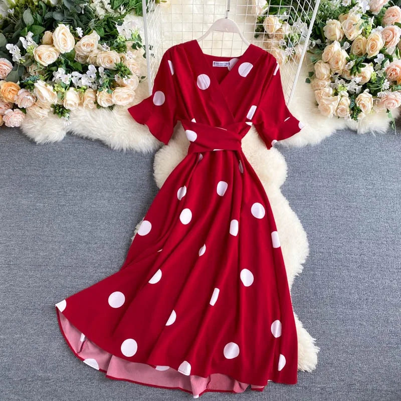 Vestido feminino verão com estampa de poá, elegante.