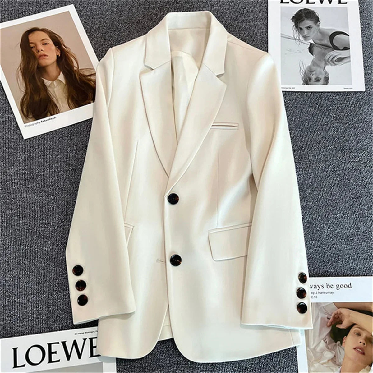 Blazer feminina elegante com botões moda social para ocasiões de trabalho, escritório, casamento, etc.