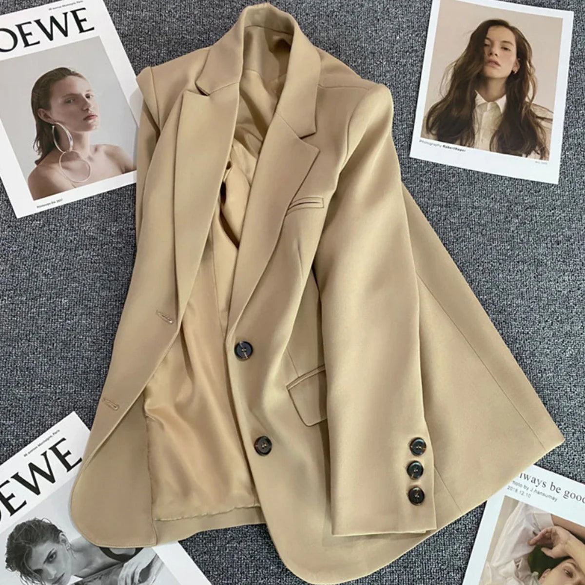 Blazer feminina elegante com botões moda social para ocasiões de trabalho, escritório, casamento, etc.