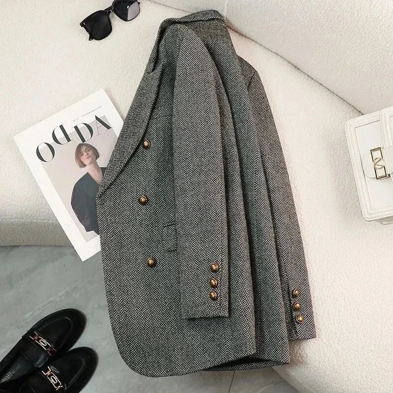 Blazer feminino de alta qualidade  com design moderno e elegante para mulheres que gostam de se vestir bem!