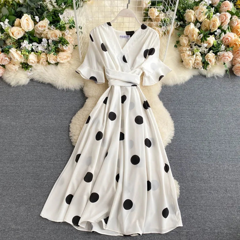 Vestido feminino verão com estampa de poá, elegante.