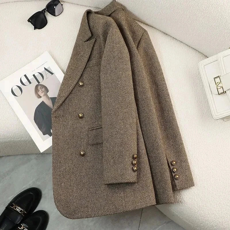 Blazer feminino de alta qualidade  com design moderno e elegante para mulheres que gostam de se vestir bem!