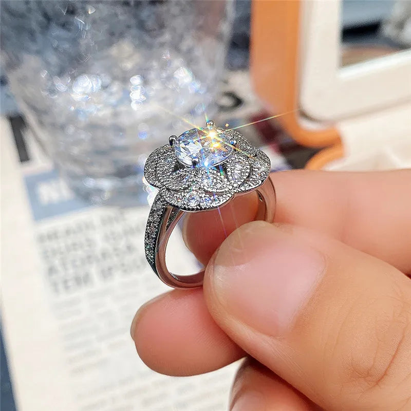Anel de luxo, esterlina redondo, topázio branco, zircônia cúbica, diamante.