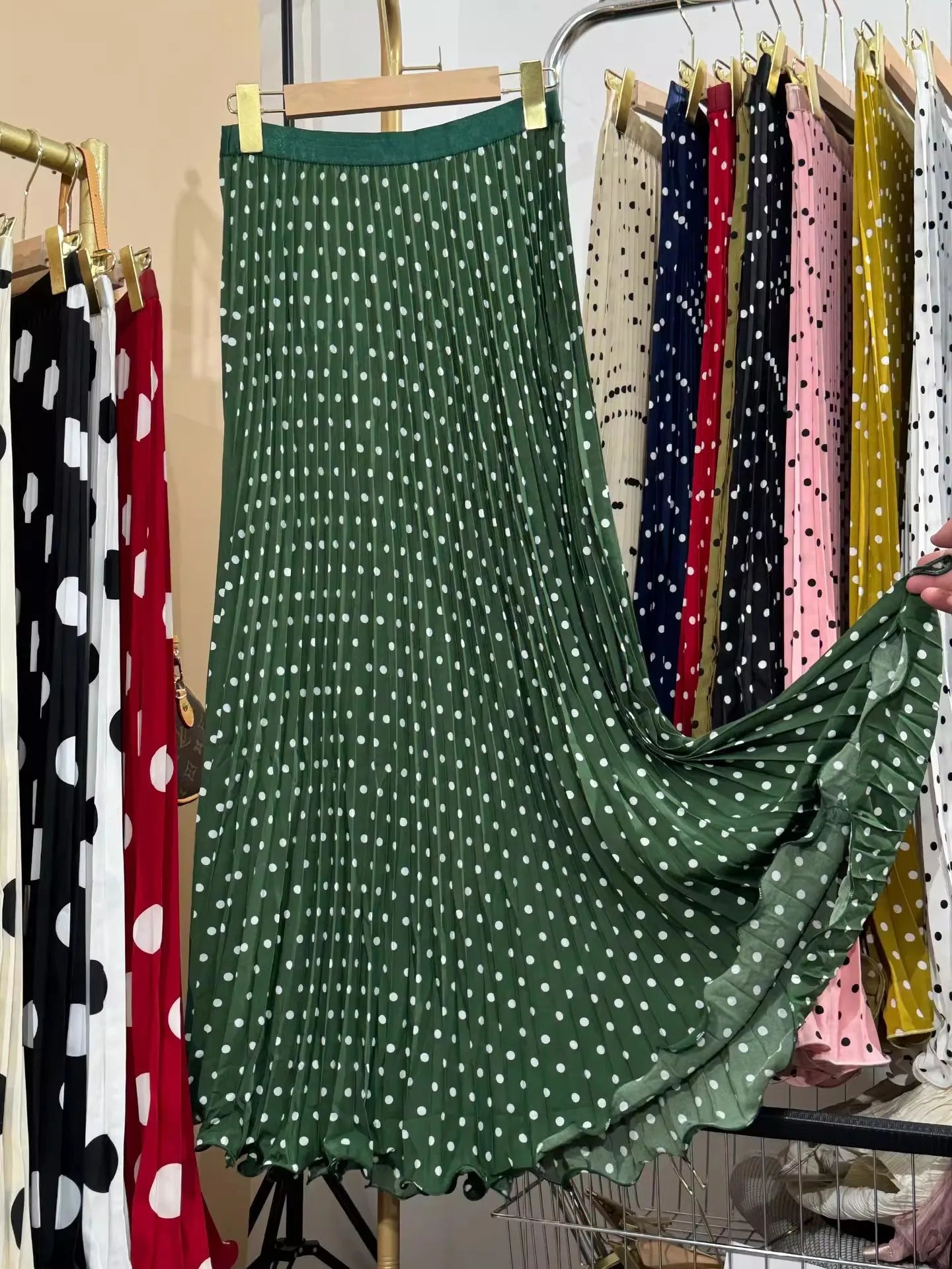 Saia longa com cintura alta poá elegante