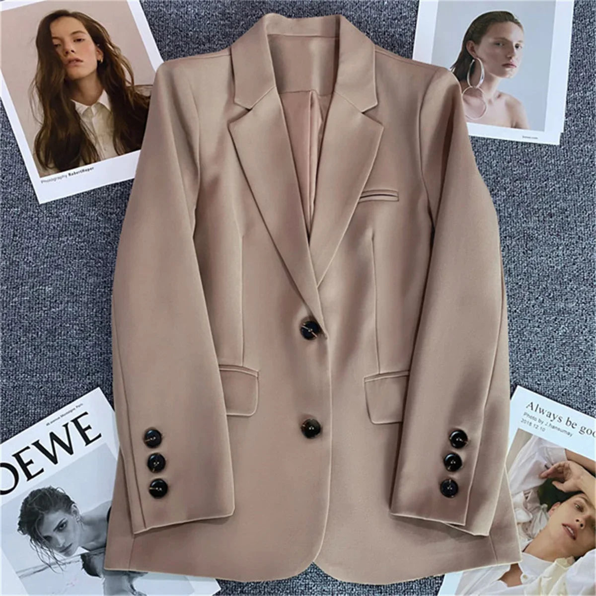 Blazer feminina elegante com botões moda social para ocasiões de trabalho, escritório, casamento, etc.