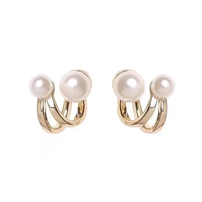Brincos de pérolas com design irregular moda para mulheres, brincos de metal geométricos dourados.