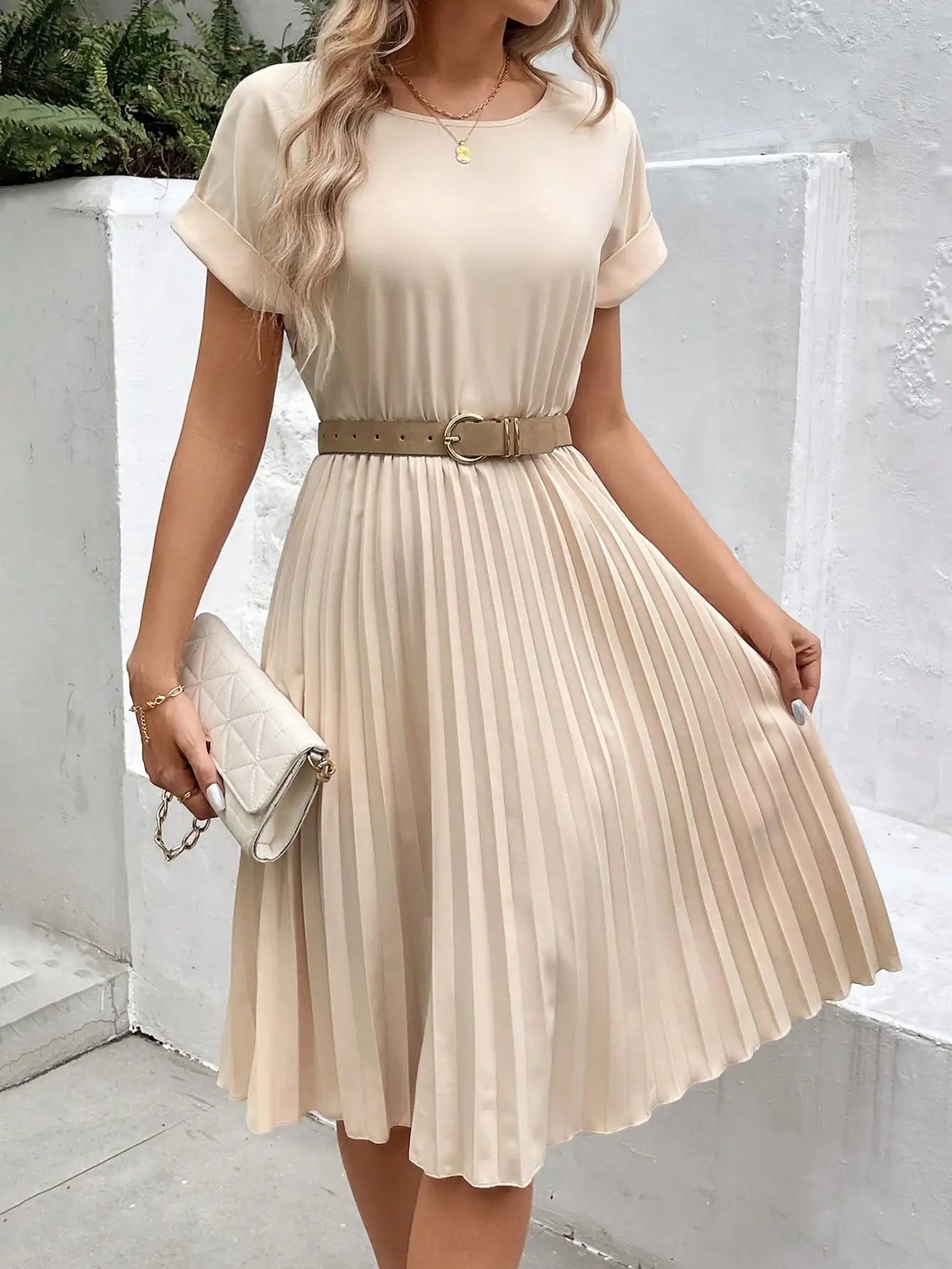 Vestido feminino elegante modelo social evangélico com mangas.