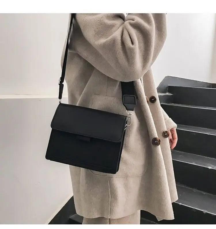Bolsa transversal feminino ótima para viagem passeio reuniões com alça bolsa pequena.