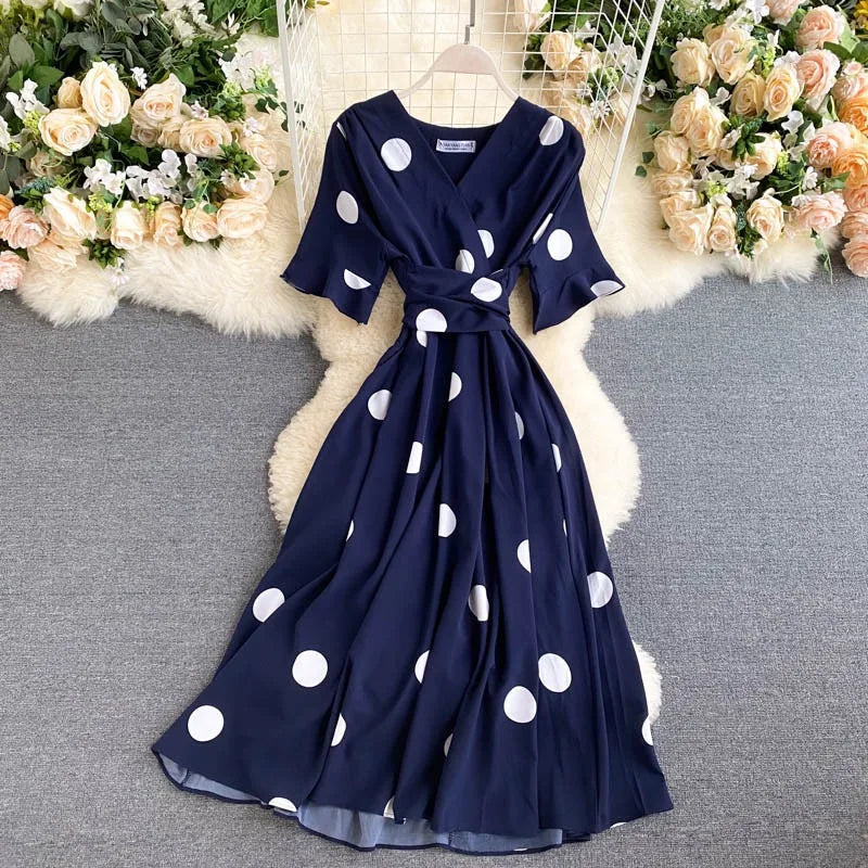 Vestido feminino verão com estampa de poá, elegante.