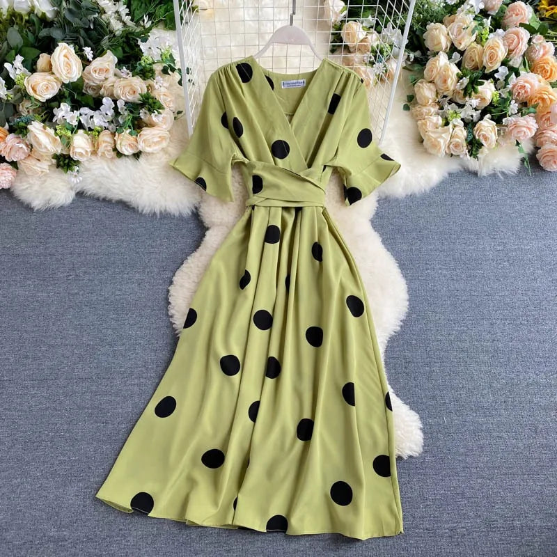 Vestido feminino verão com estampa de poá, elegante.
