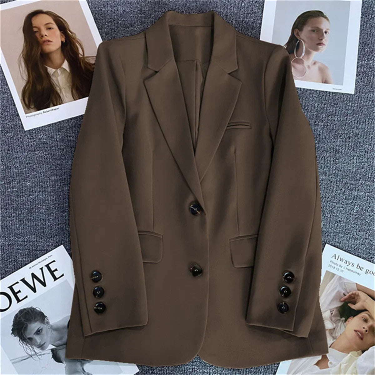 Blazer feminina elegante com botões moda social para ocasiões de trabalho, escritório, casamento, etc.