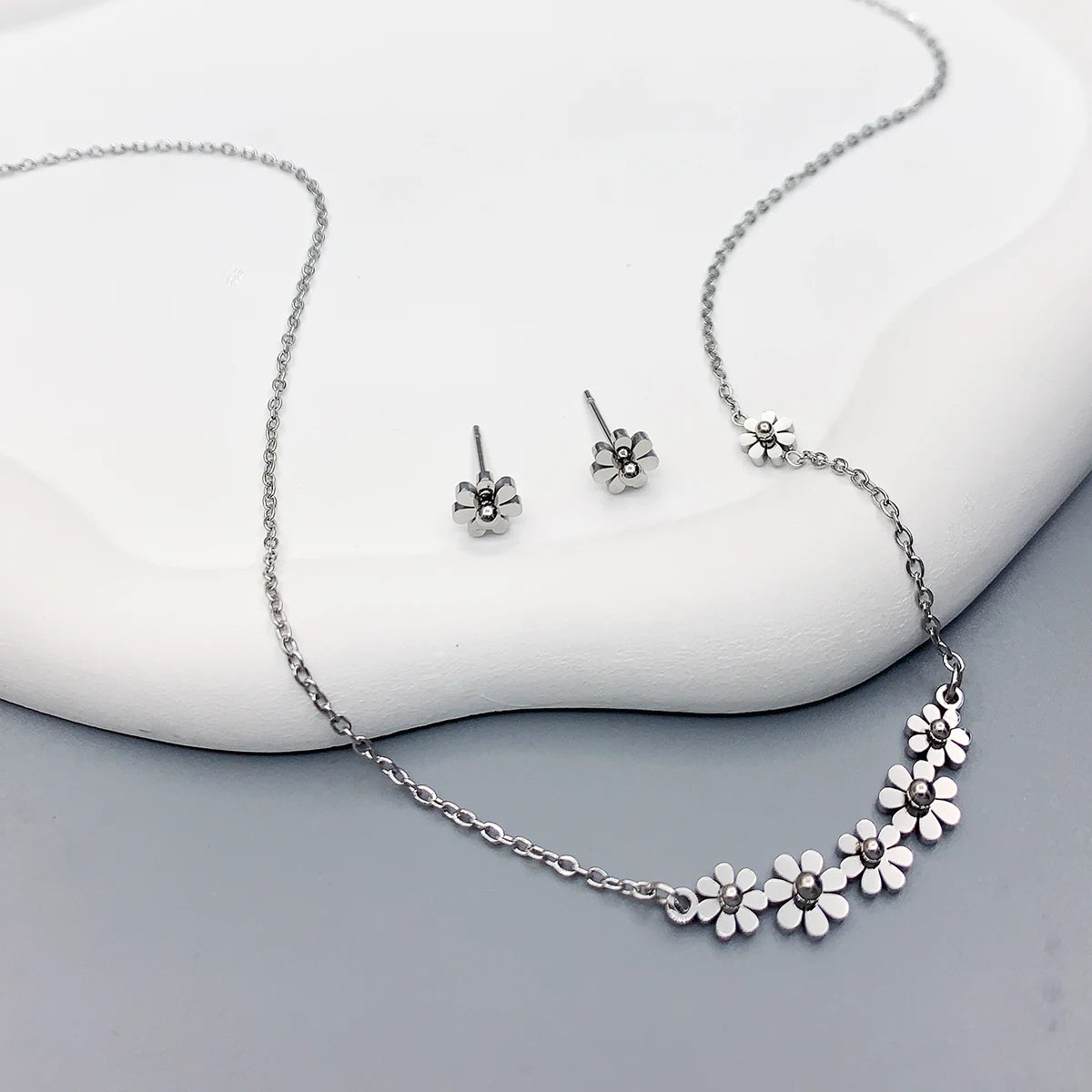 Conjunto de 3 peças de colar de girassol de aço inoxidável , brincos pequenos com corrente de clavícula e margaridas.