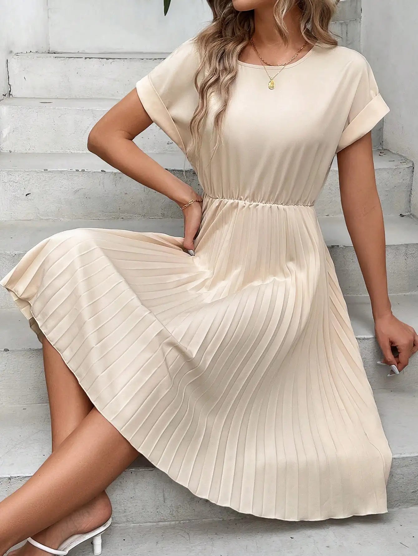 Vestido feminino elegante modelo social evangélico com mangas.