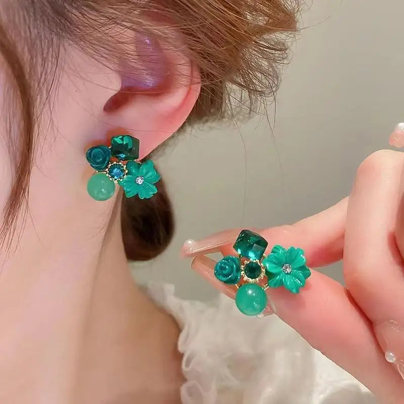 Brincos de flores verdes para moda feminina com folhas de zircônia de luxo.