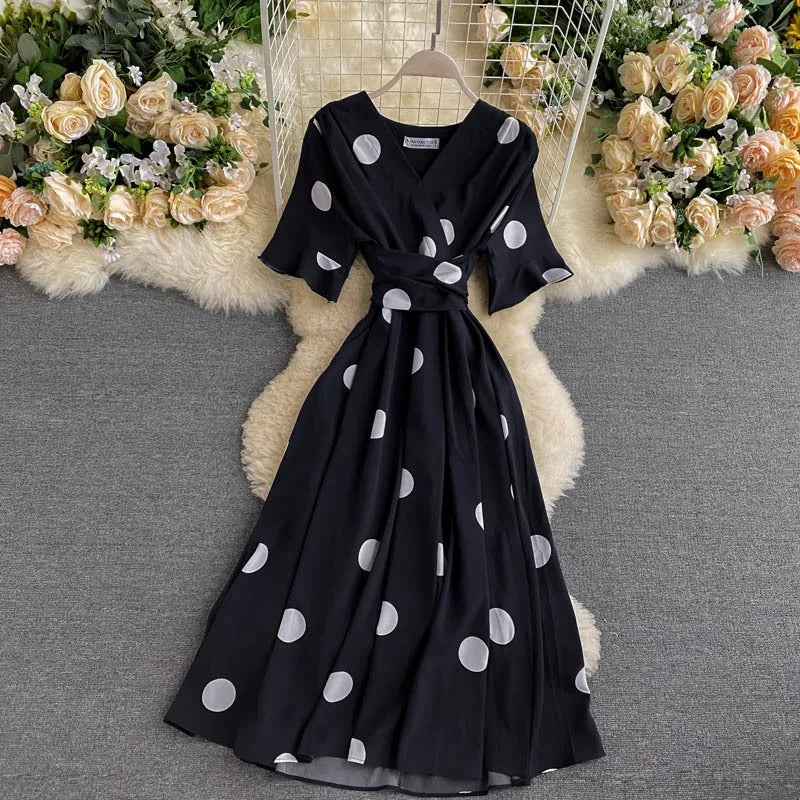 Vestido feminino verão com estampa de poá, elegante.