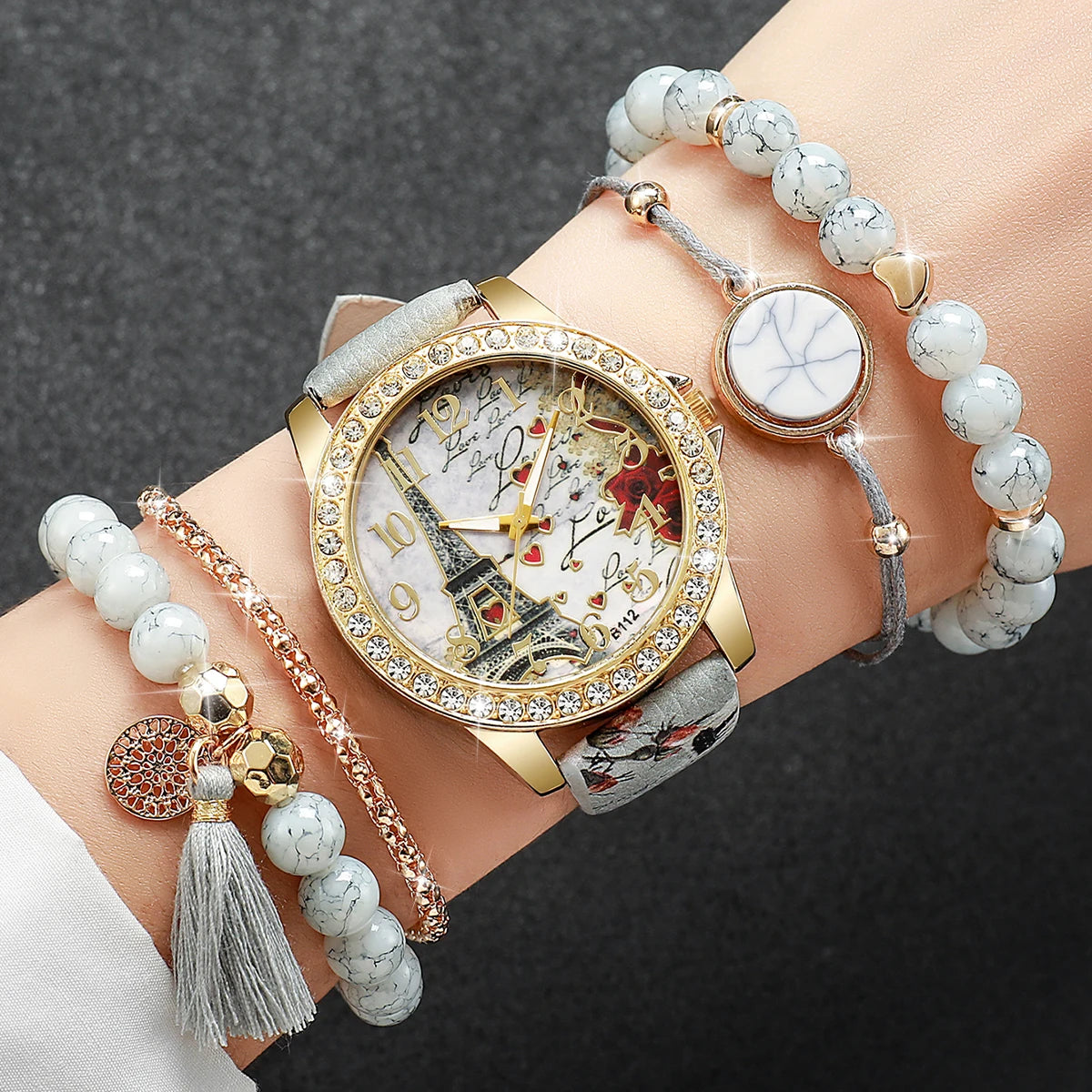 Relógio feminino com pulseira de couro estampada com  personagem vintage acompanha strass e flores, conjunto de 3/4/5 peças.