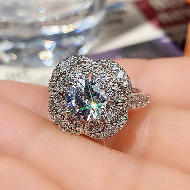 Anel de luxo, esterlina redondo, topázio branco, zircônia cúbica, diamante.