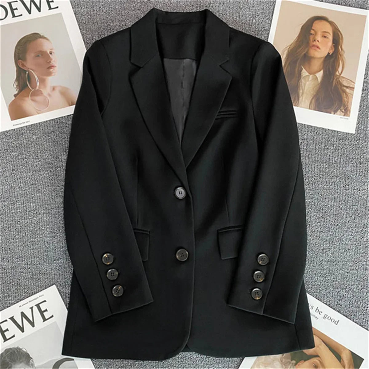 Blazer feminina elegante com botões moda social para ocasiões de trabalho, escritório, casamento, etc.