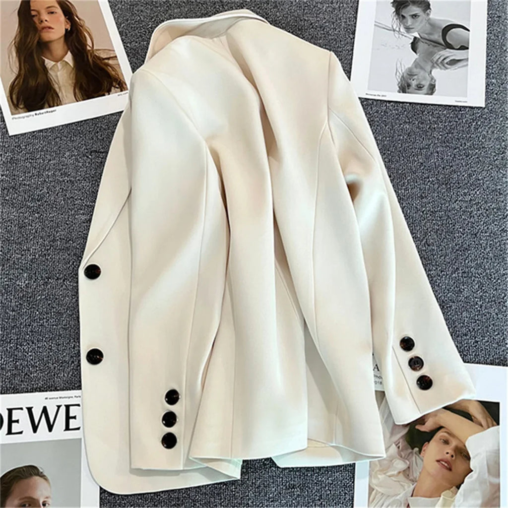 Blazer feminina elegante com botões moda social para ocasiões de trabalho, escritório, casamento, etc.