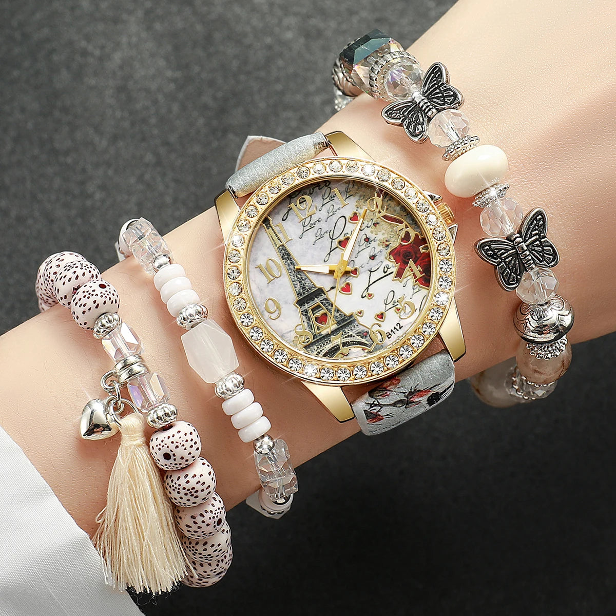 Relógio feminino com pulseira de couro estampada com  personagem vintage acompanha strass e flores, conjunto de 3/4/5 peças.