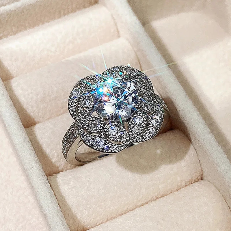 Anel de luxo, esterlina redondo, topázio branco, zircônia cúbica, diamante.